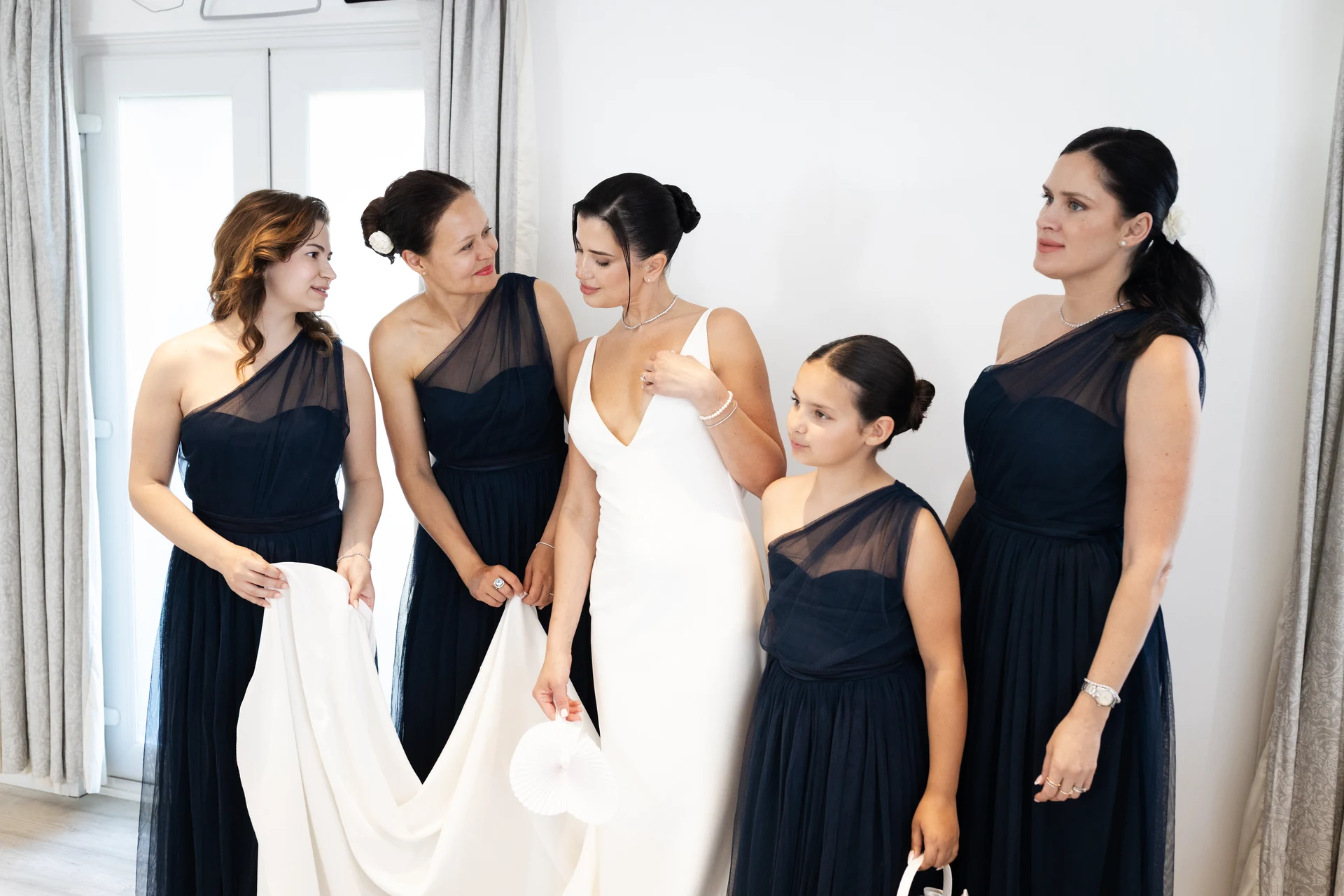 Jen and her bridal party ready for the wedding at The Ravenswood